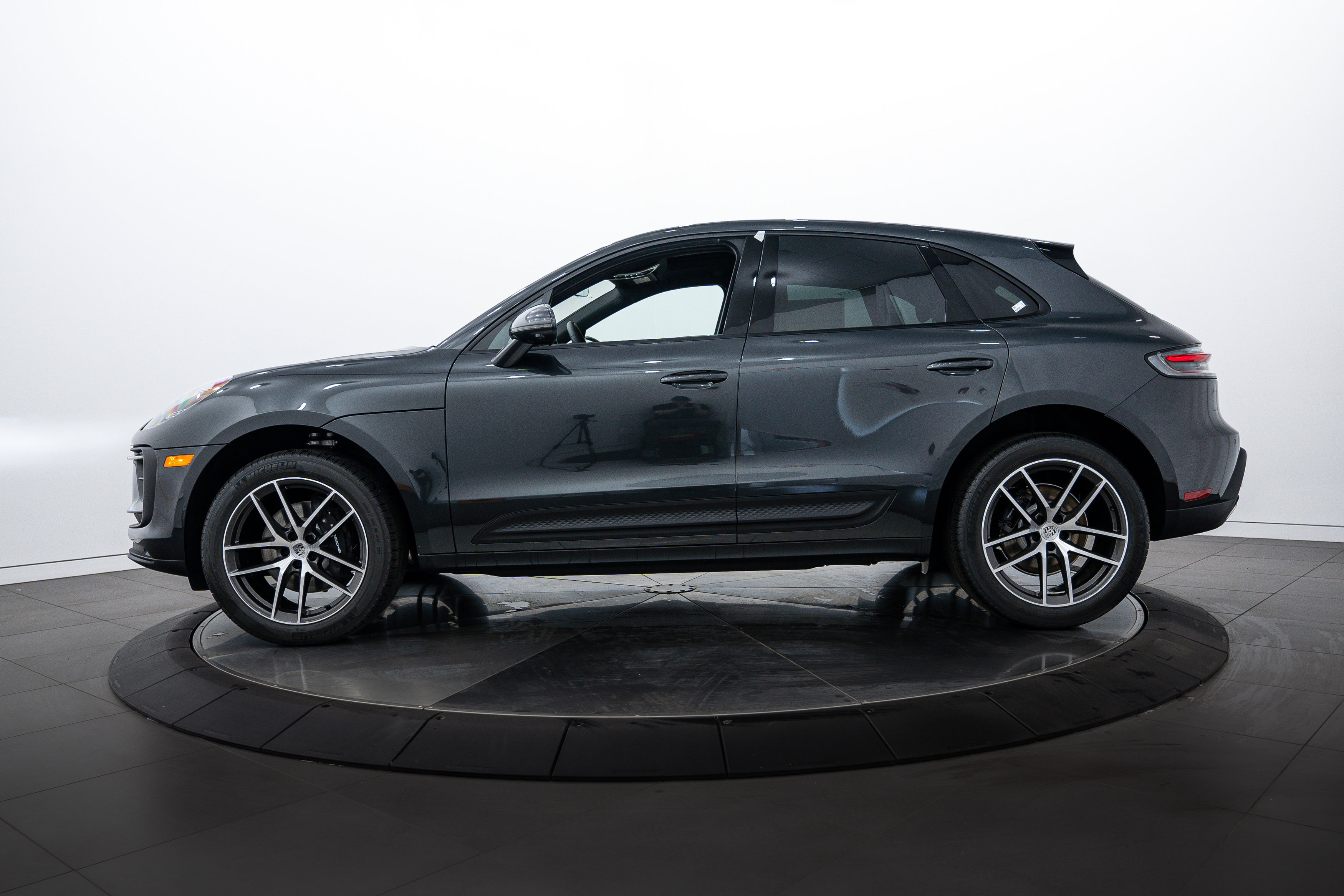 2025 Porsche Macan Base photo 2