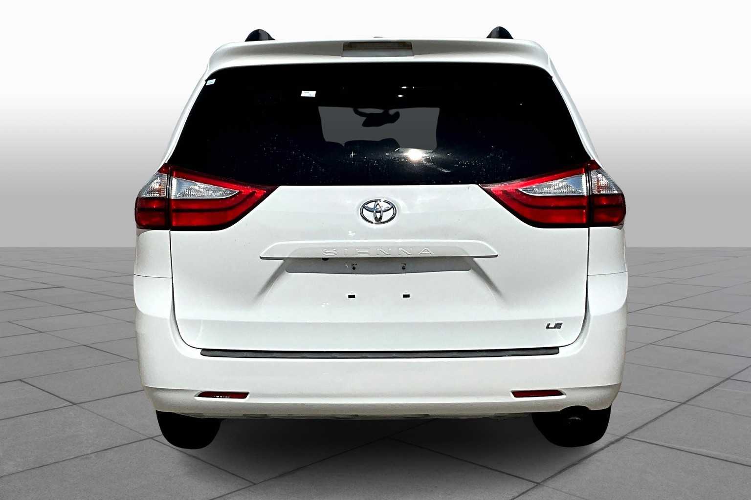 2017 Toyota Sienna LE photo 4