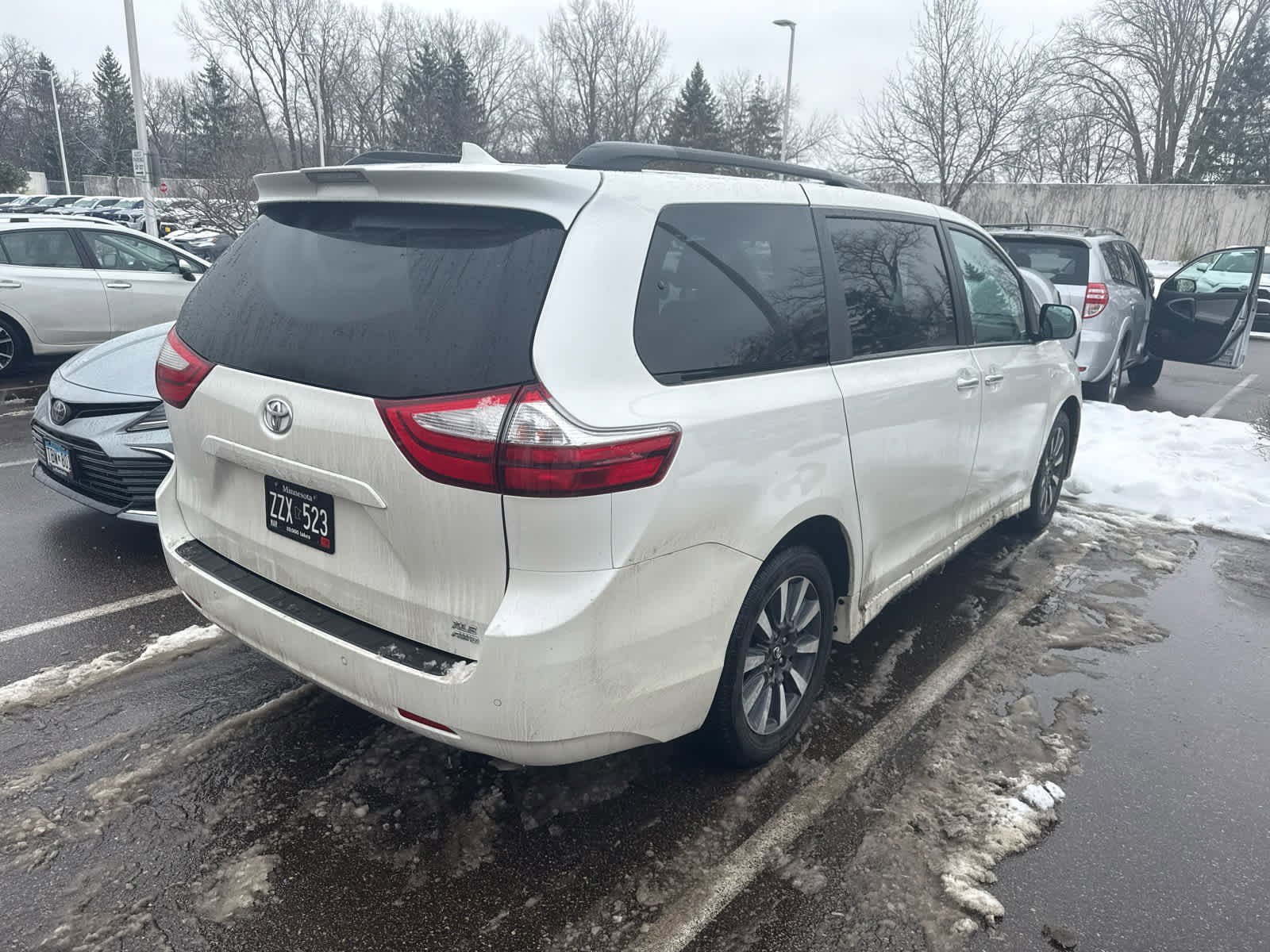 Used 2019 Toyota Sienna XLE with VIN 5TDDZ3DC7KS214139 for sale in Golden Valley, Minnesota
