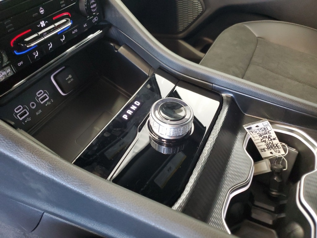 2025 Jeep Grand Cherokee Laredo Altitude X photo 3