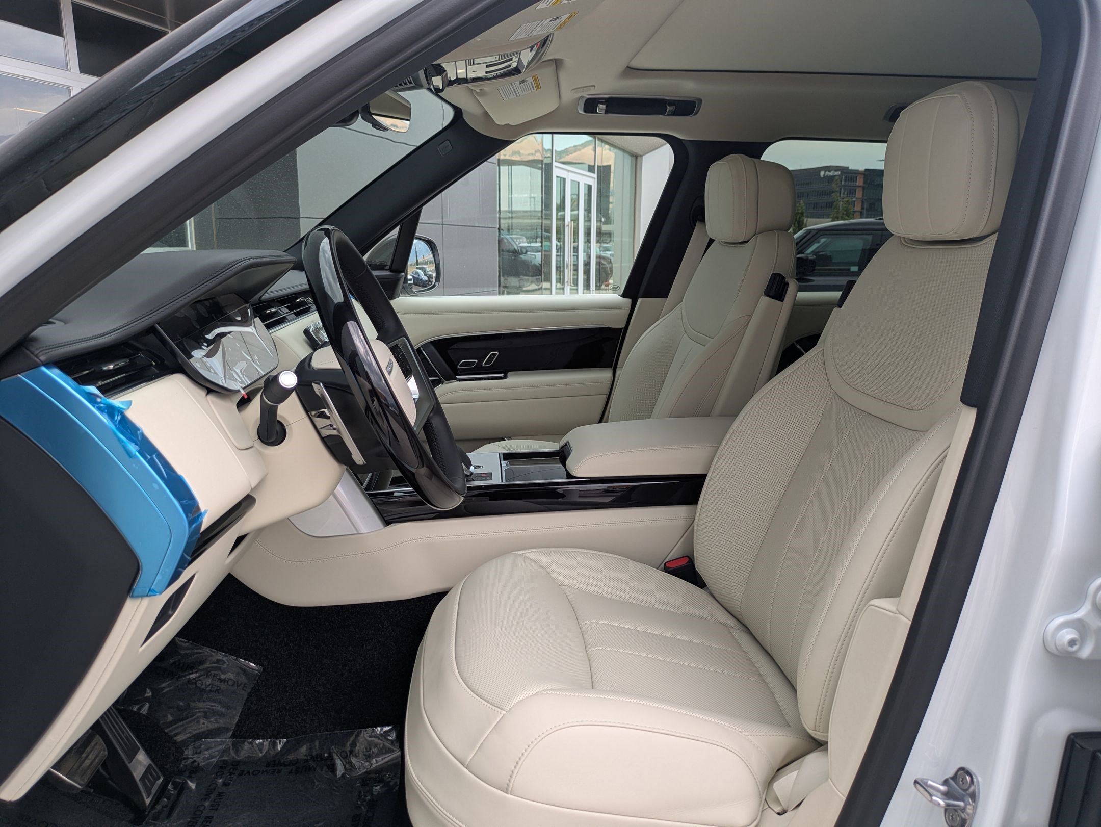 2025 Land Rover Range Rover SE photo 12