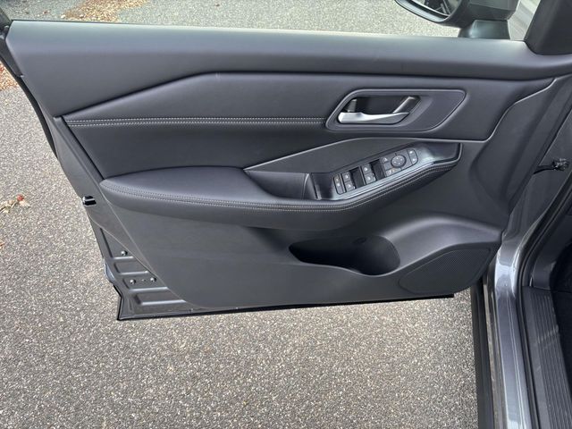 2026 Nissan Rogue SV photo 10