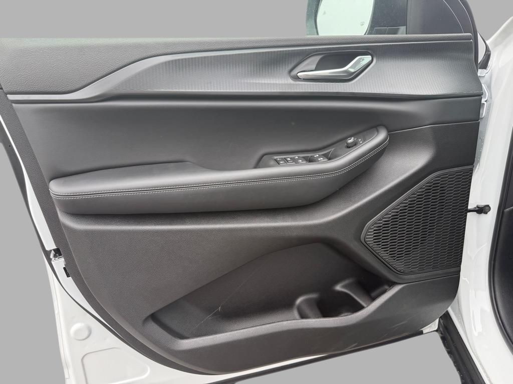 2025 Jeep Grand Cherokee Laredo Altitude photo 14