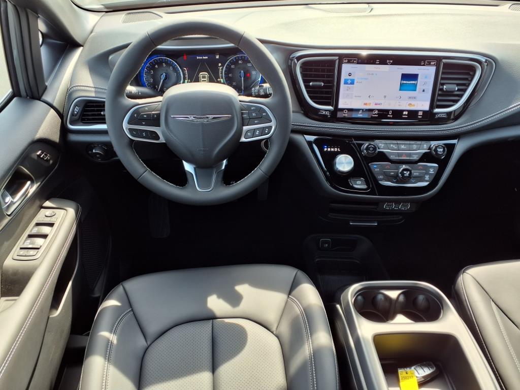 2025 Chrysler Pacifica photo 3