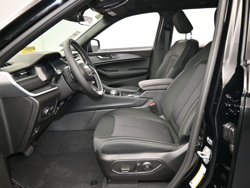 2025 Jeep Grand Cherokee Laredo X photo 3