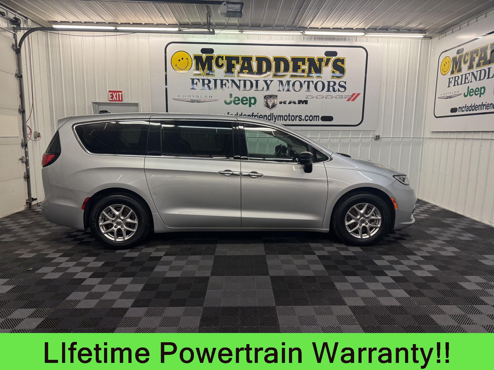 2024 Chrysler Pacifica Touring L's photo