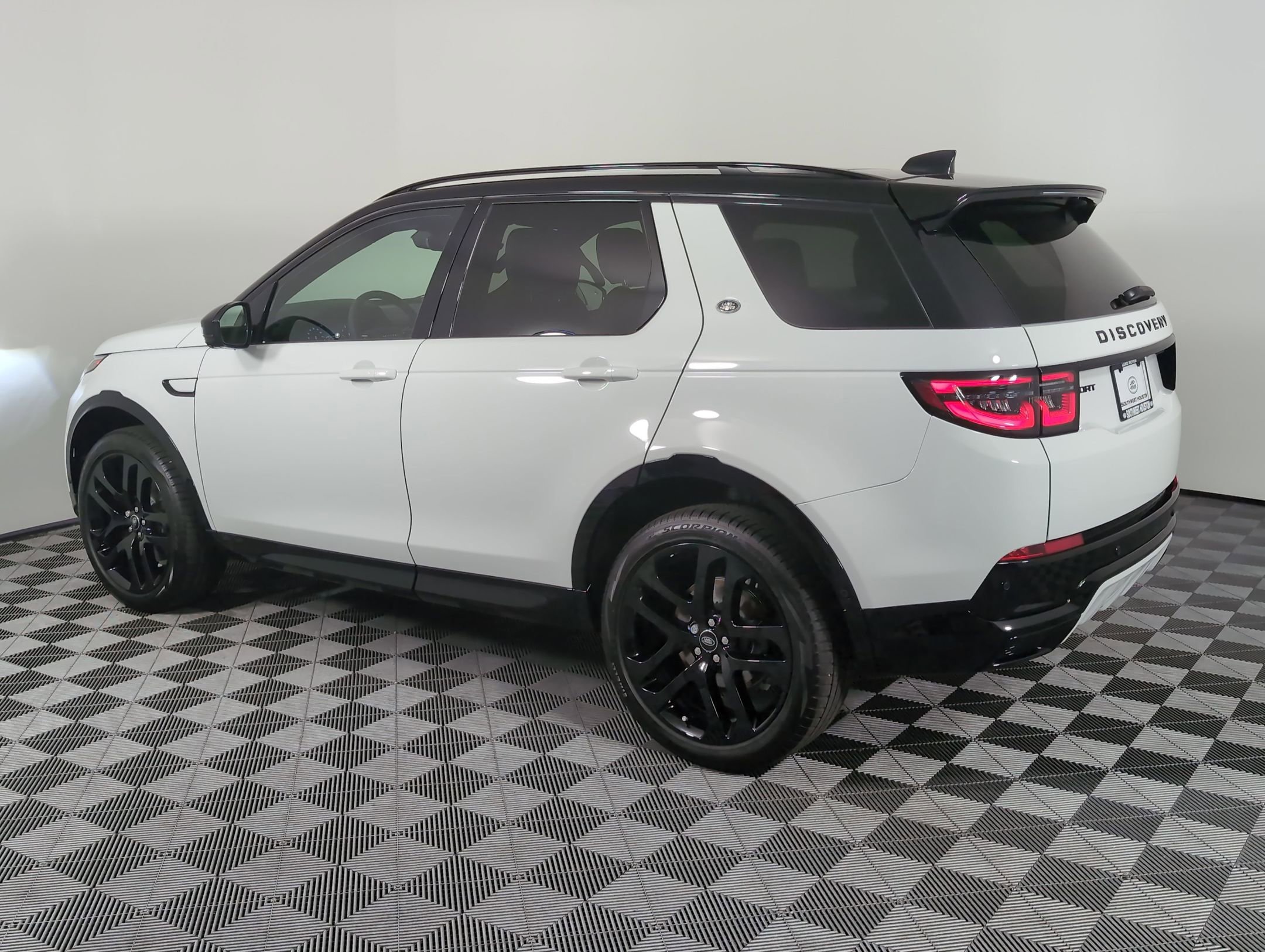 2025 Land Rover Discovery Sport Dynamic SE photo 3