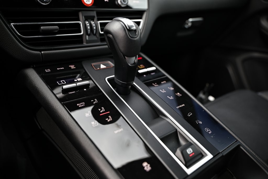 2025 Porsche Macan T photo 39