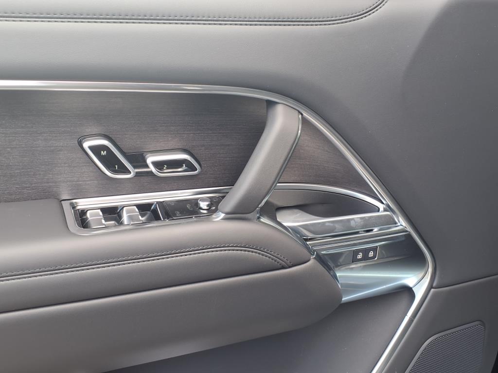 2025 Land Rover Range Rover SE photo 9