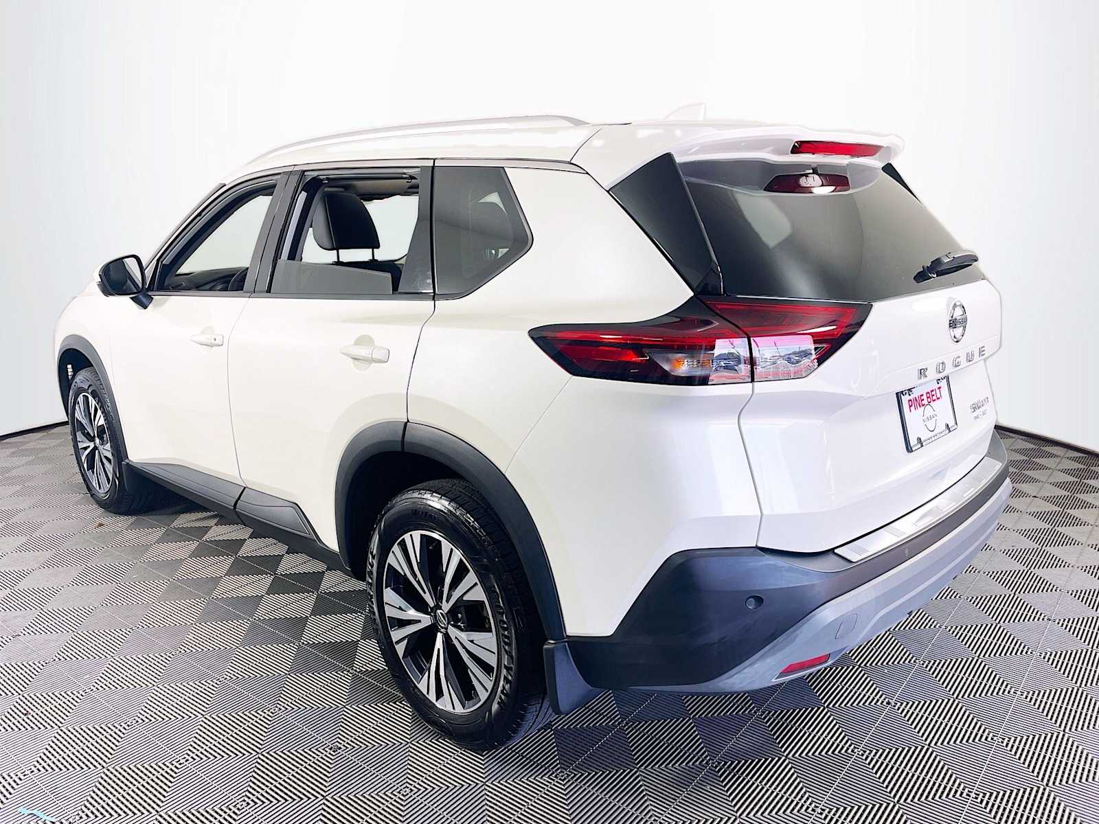 2021 Nissan Rogue SV photo 5