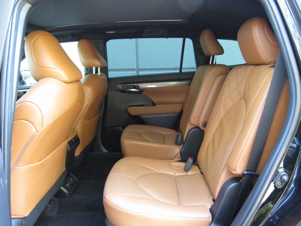 2023 Toyota Highlander Platinum photo 12