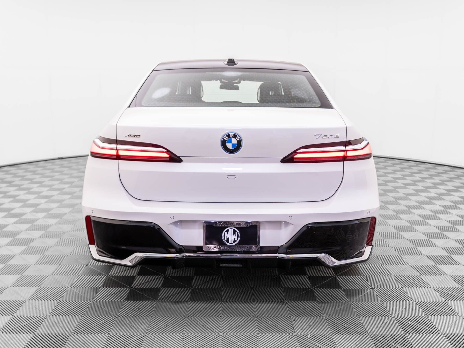 New 2025 Mineral White Metallic BMW 750e xDrive image 5