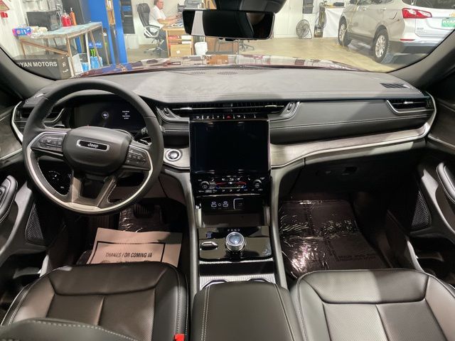 2025 Jeep Grand Cherokee Limited photo 2