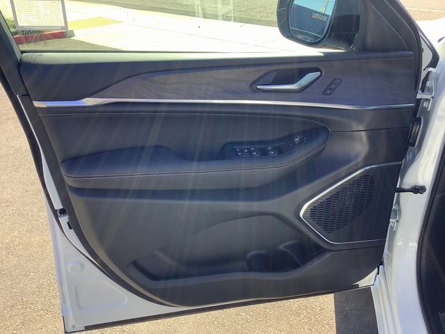 2025 Jeep Grand Cherokee Overland photo 4