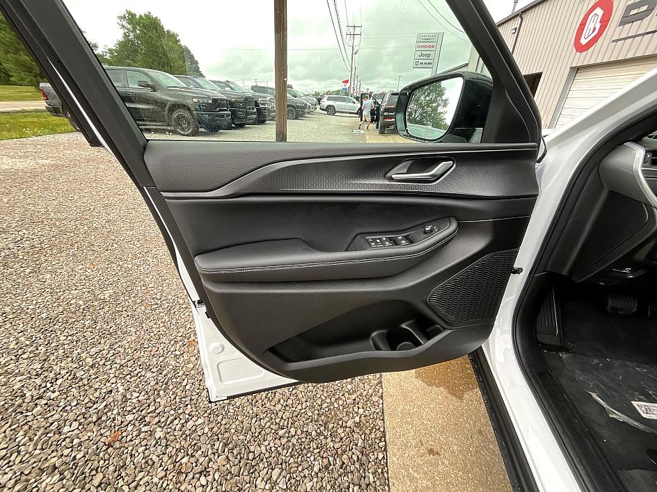 2025 Jeep Grand Cherokee Laredo Altitude photo 12