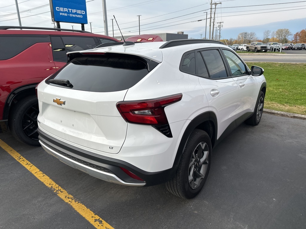 2025 Chevrolet Trax LT photo 2