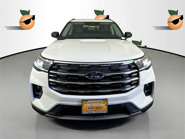 2025 Ford Explorer photo 2