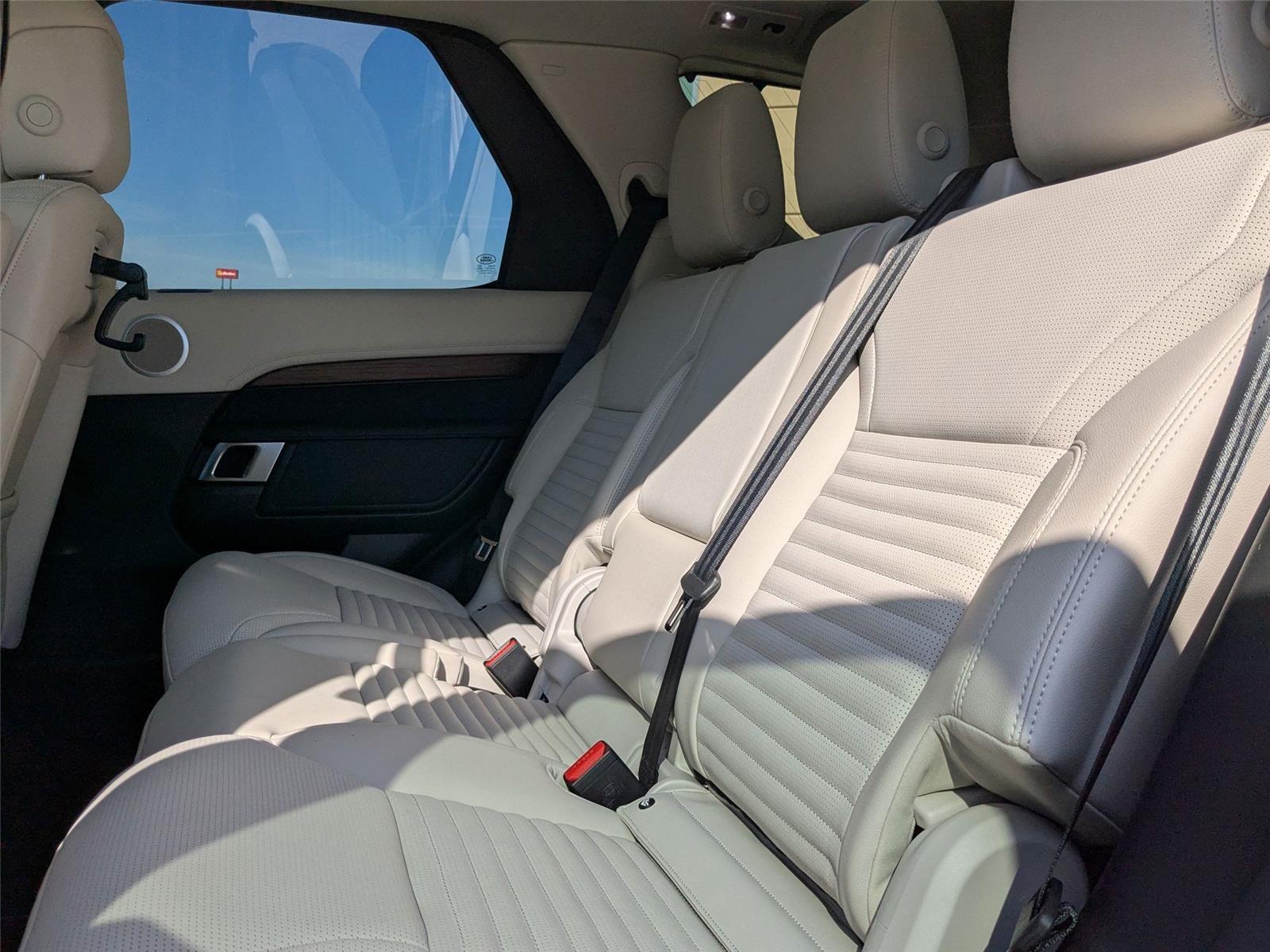 2025 Land Rover Discovery SE photo 25