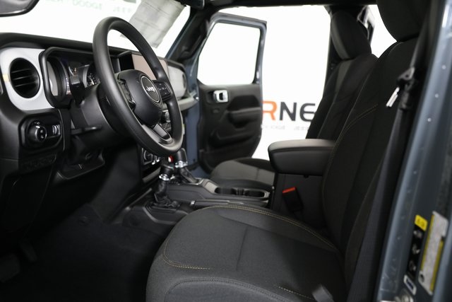 2025 Jeep Gladiator photo 16