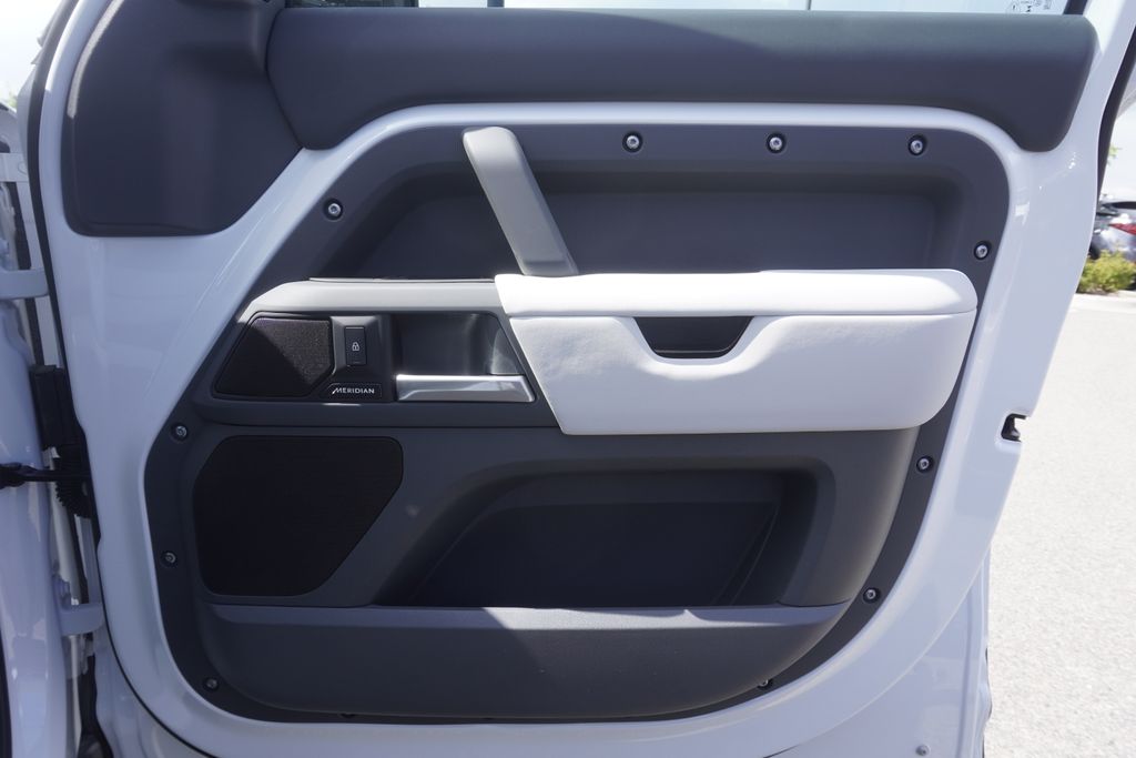 2025 Land Rover Defender 110 S photo 19