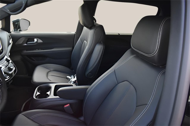 2025 Chrysler Pacifica photo 8
