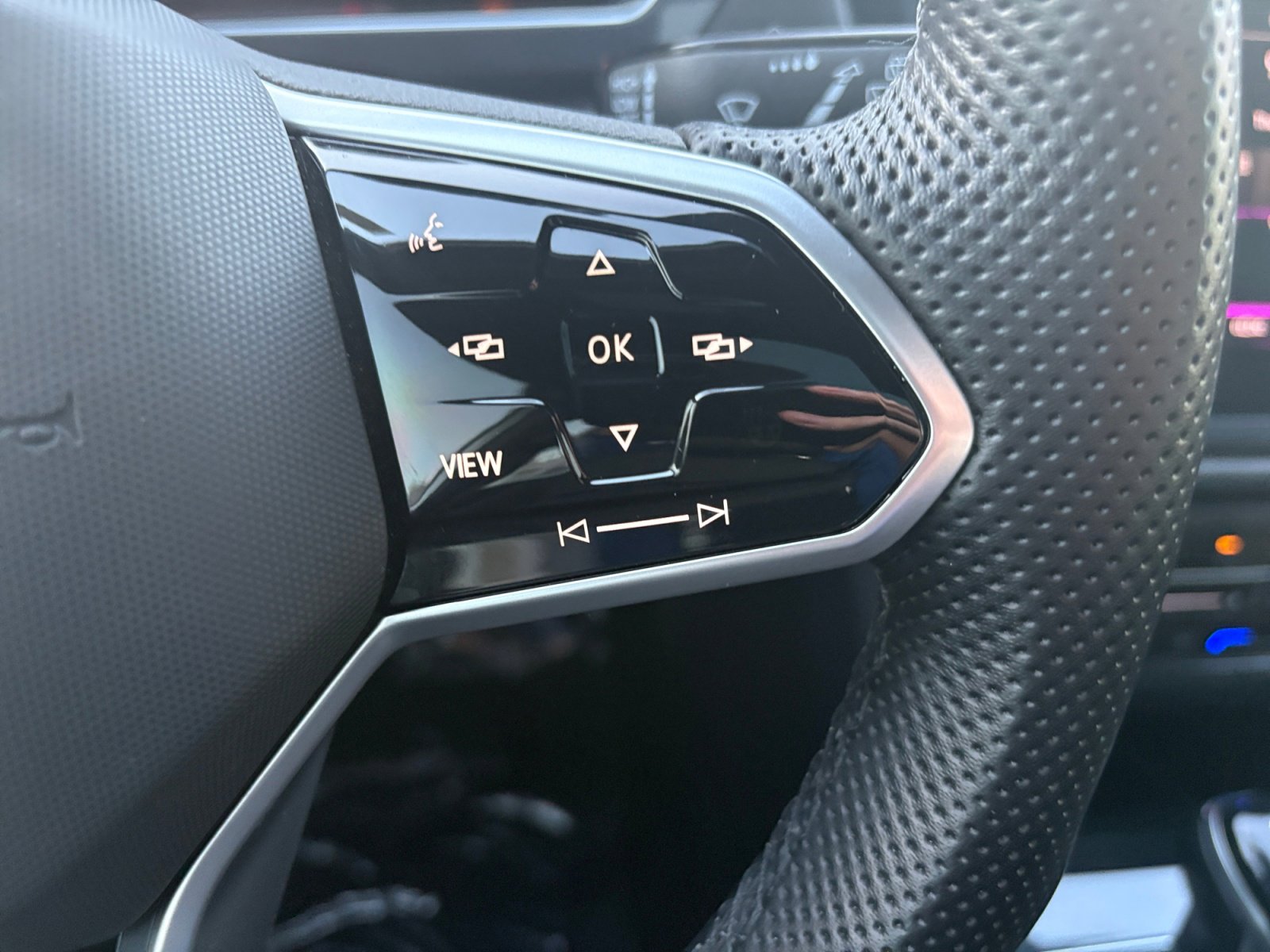 2023 Volkswagen Tiguan SE R-Line Black photo 3