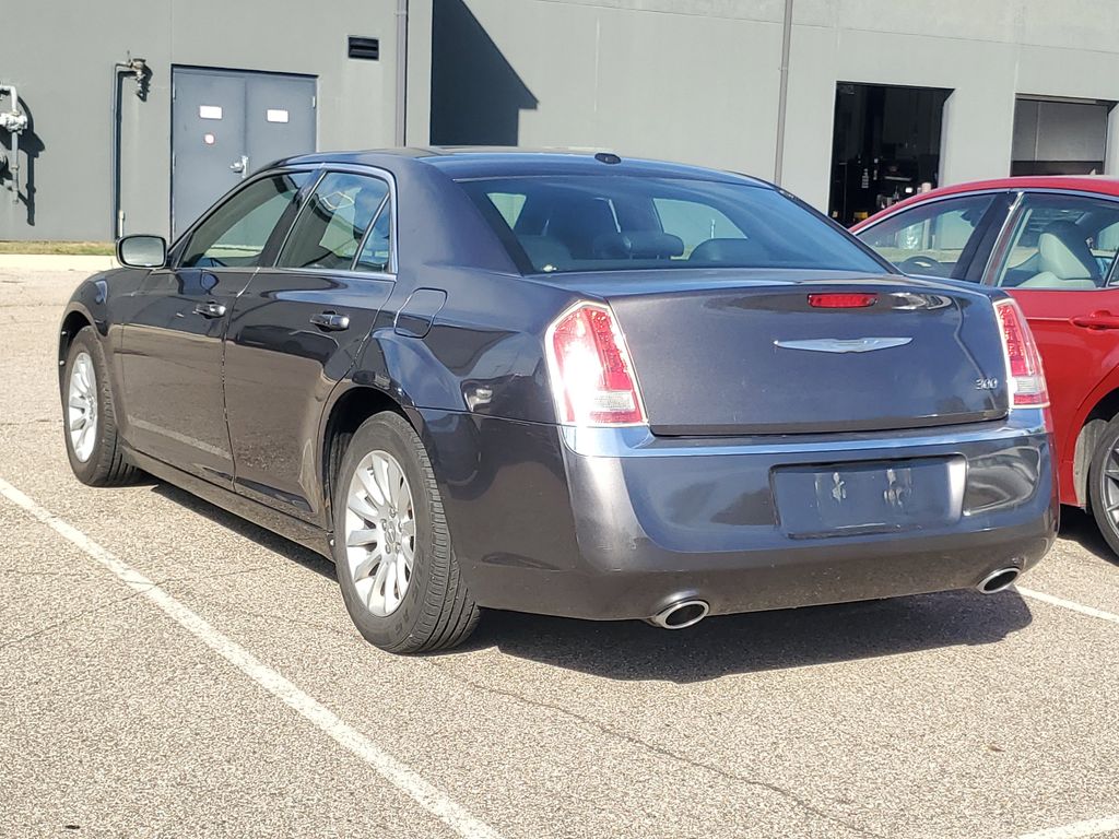 2013 Chrysler 300 Touring photo 3