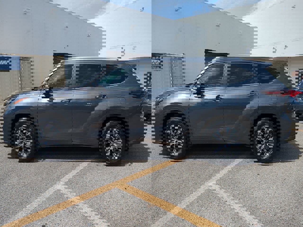 2025 Toyota Highlander XLE photo 6