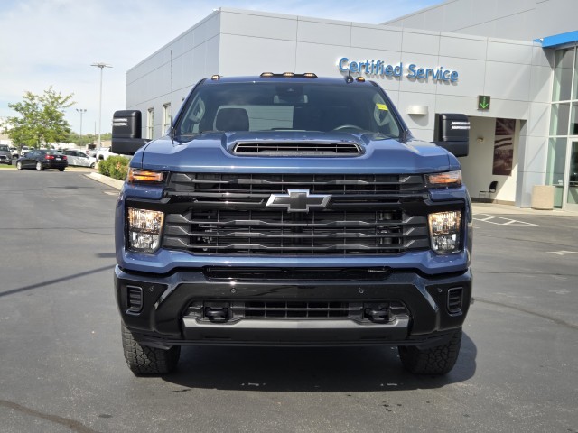 2025 Chevrolet Silverado 2500HD Custom photo 3