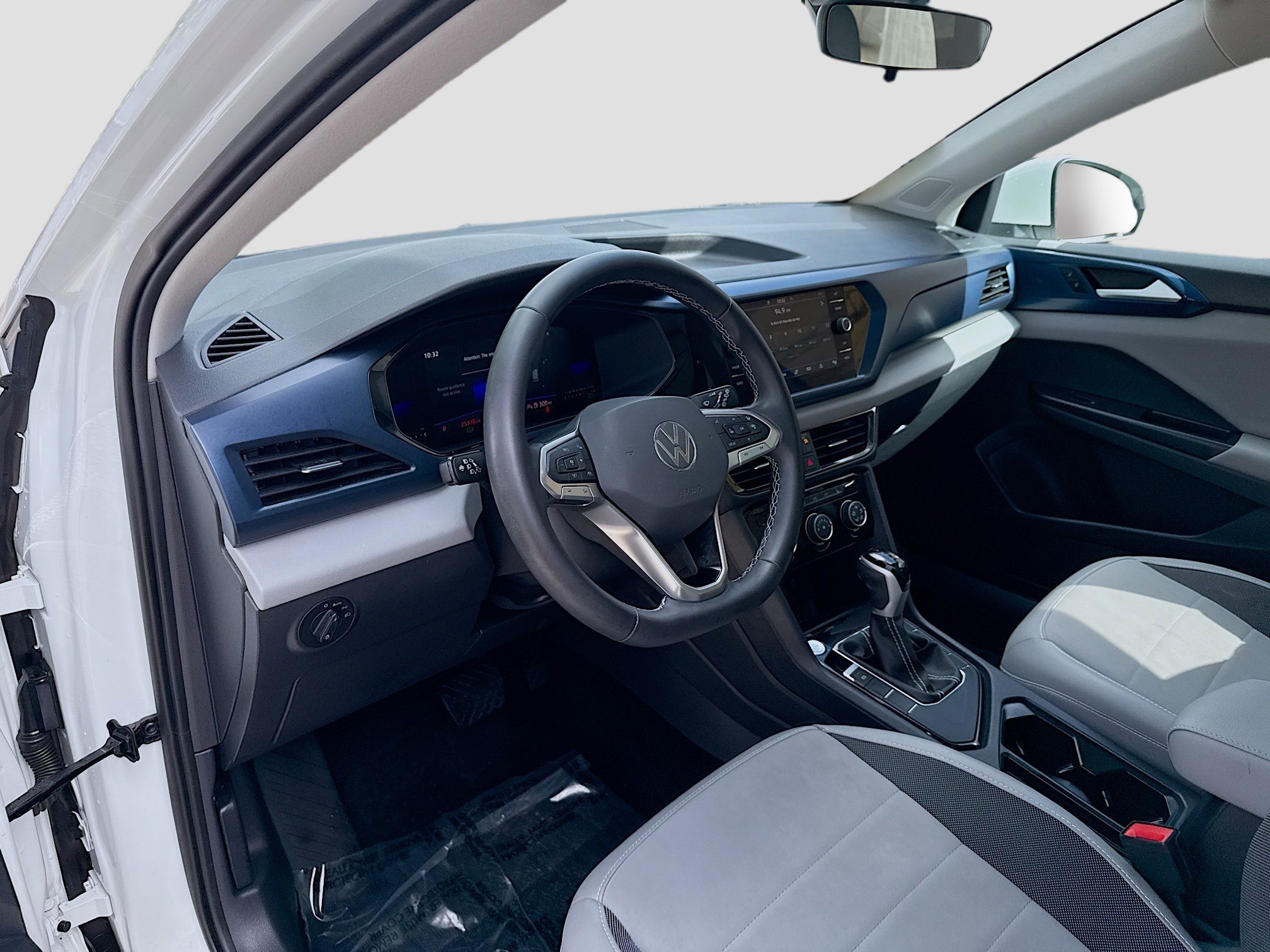 2023 Volkswagen Taos SE photo 4