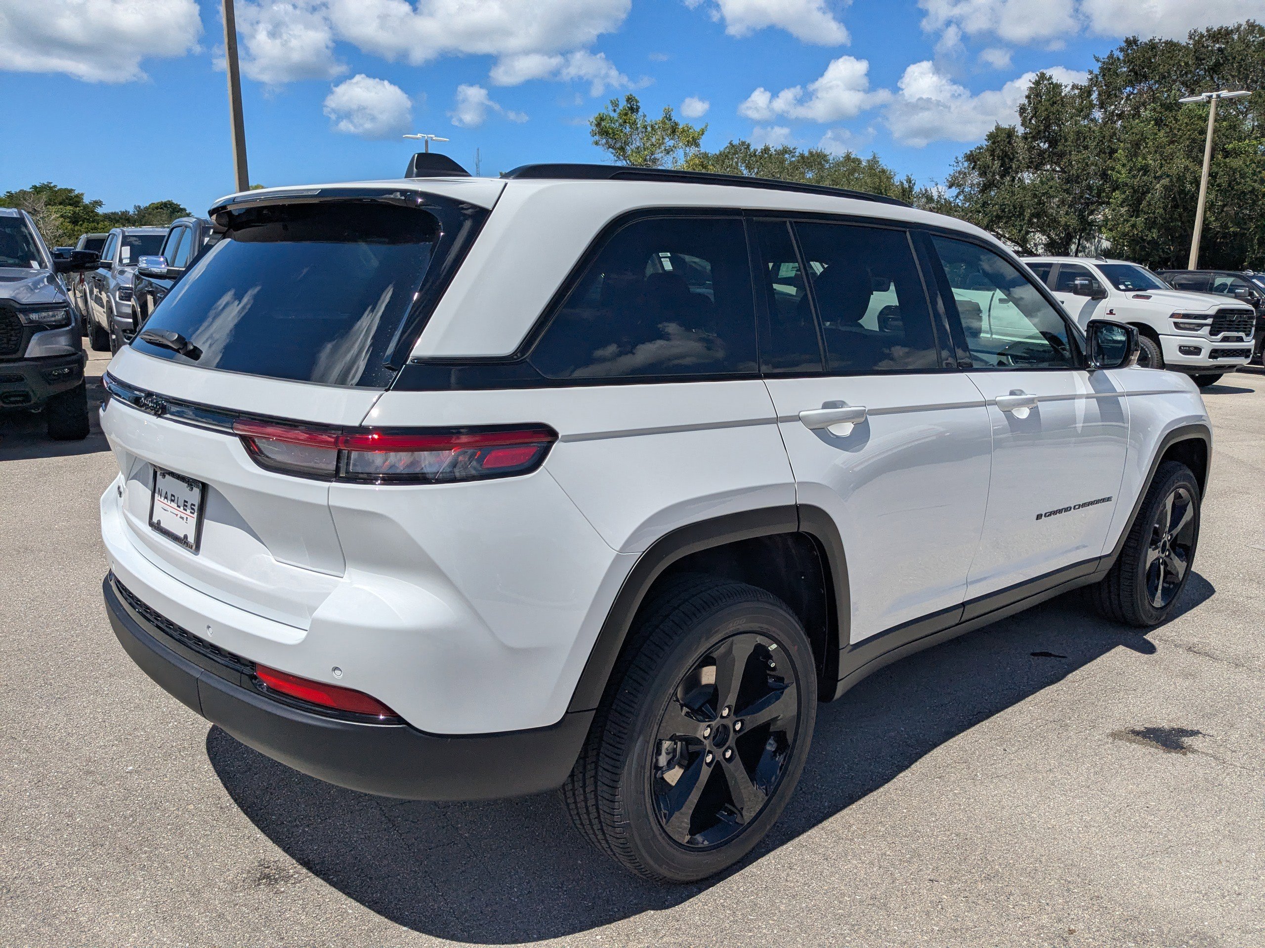 2025 Jeep Grand Cherokee Laredo Altitude photo 5