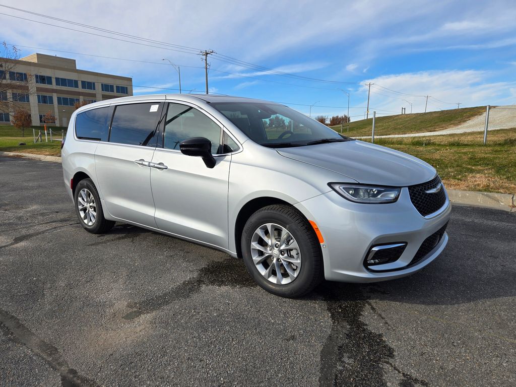 2026 Chrysler Pacifica Limited's photo