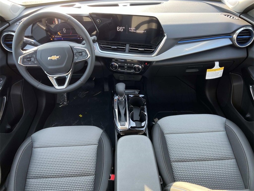 2025 Chevrolet Trax LT photo 3