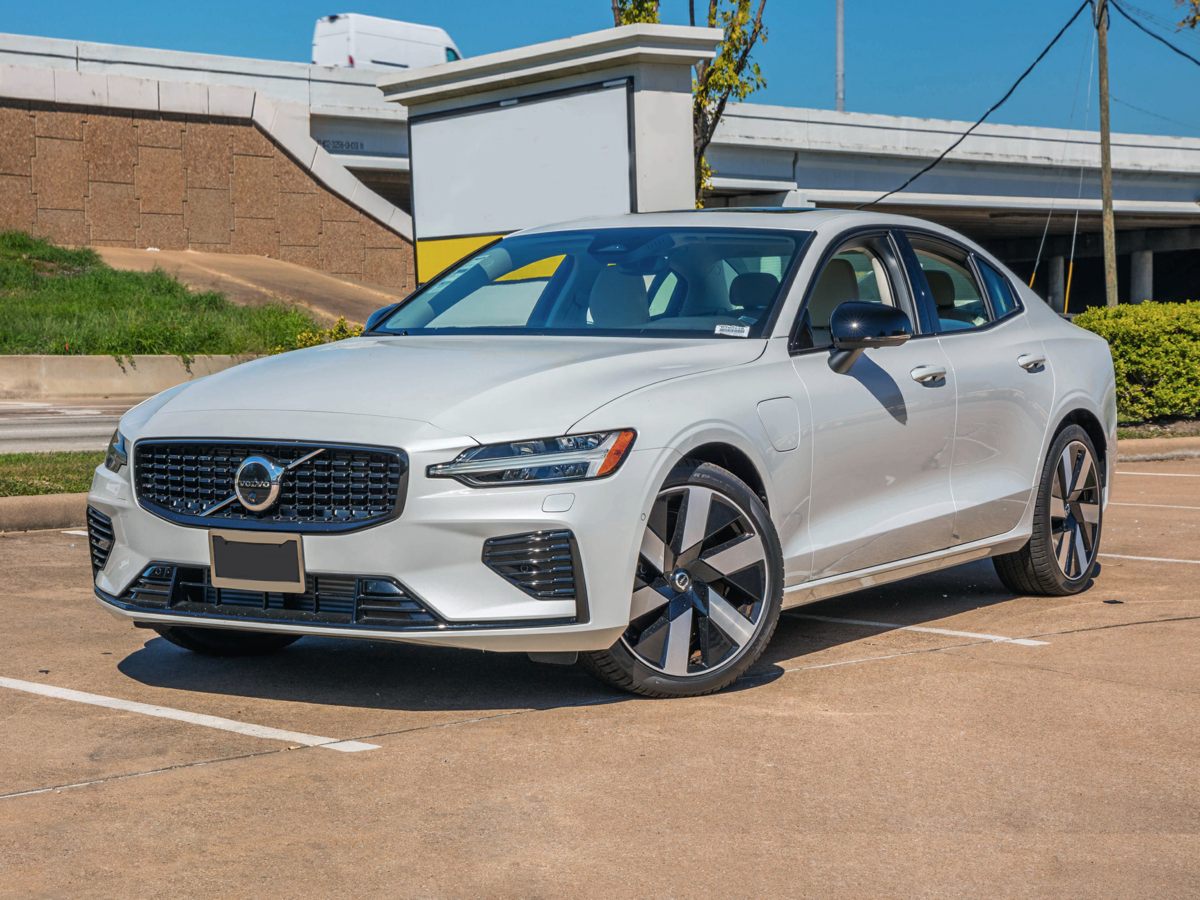 2023 Volvo S60 Plus's photo