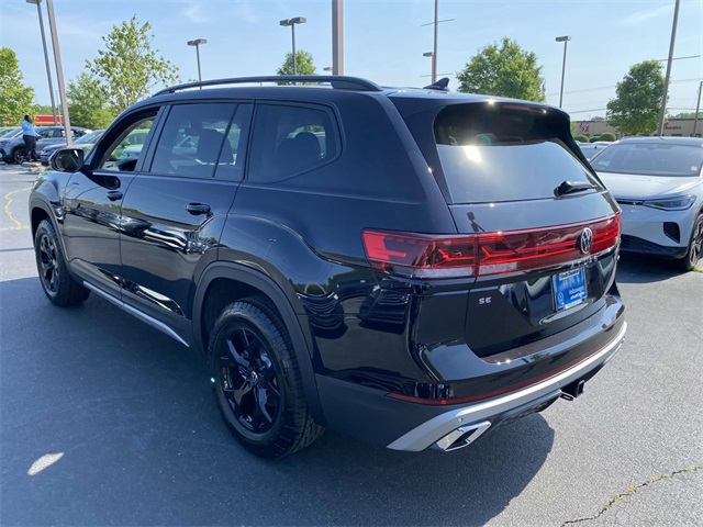 2025 Volkswagen Atlas SE Technology Peak Edition photo 4