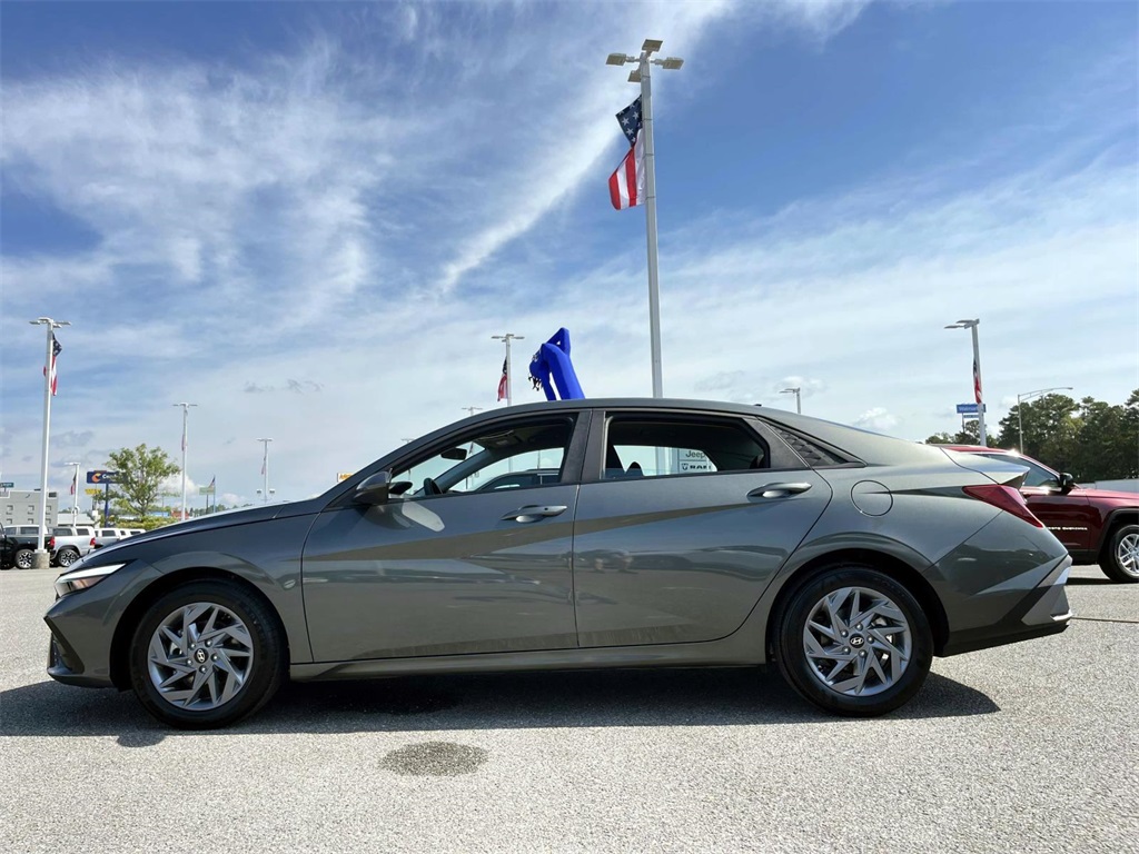 2024 Hyundai Elantra SEL photo 3