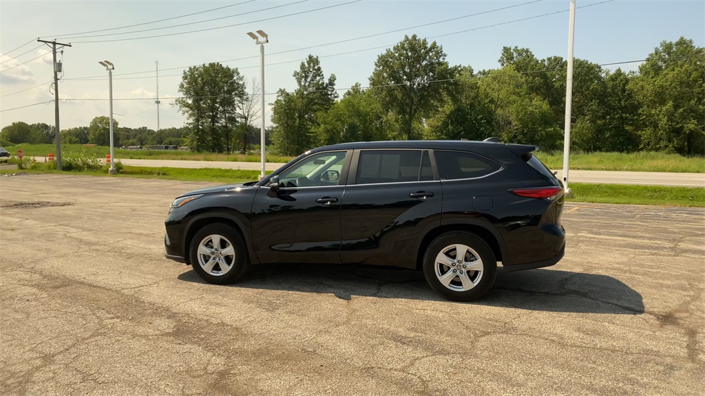 2023 Toyota Highlander LE photo 4