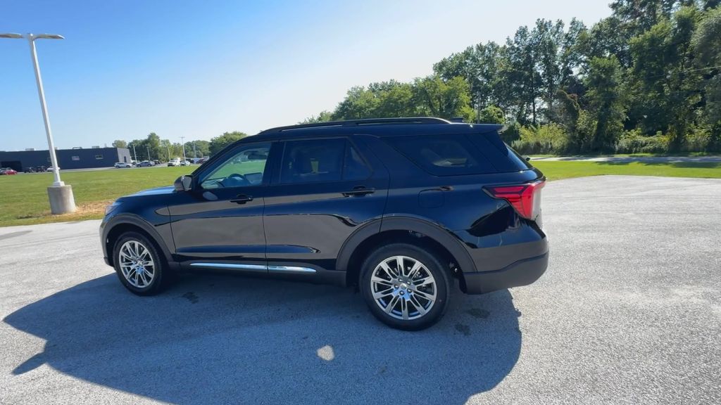 2025 Ford Explorer photo 5