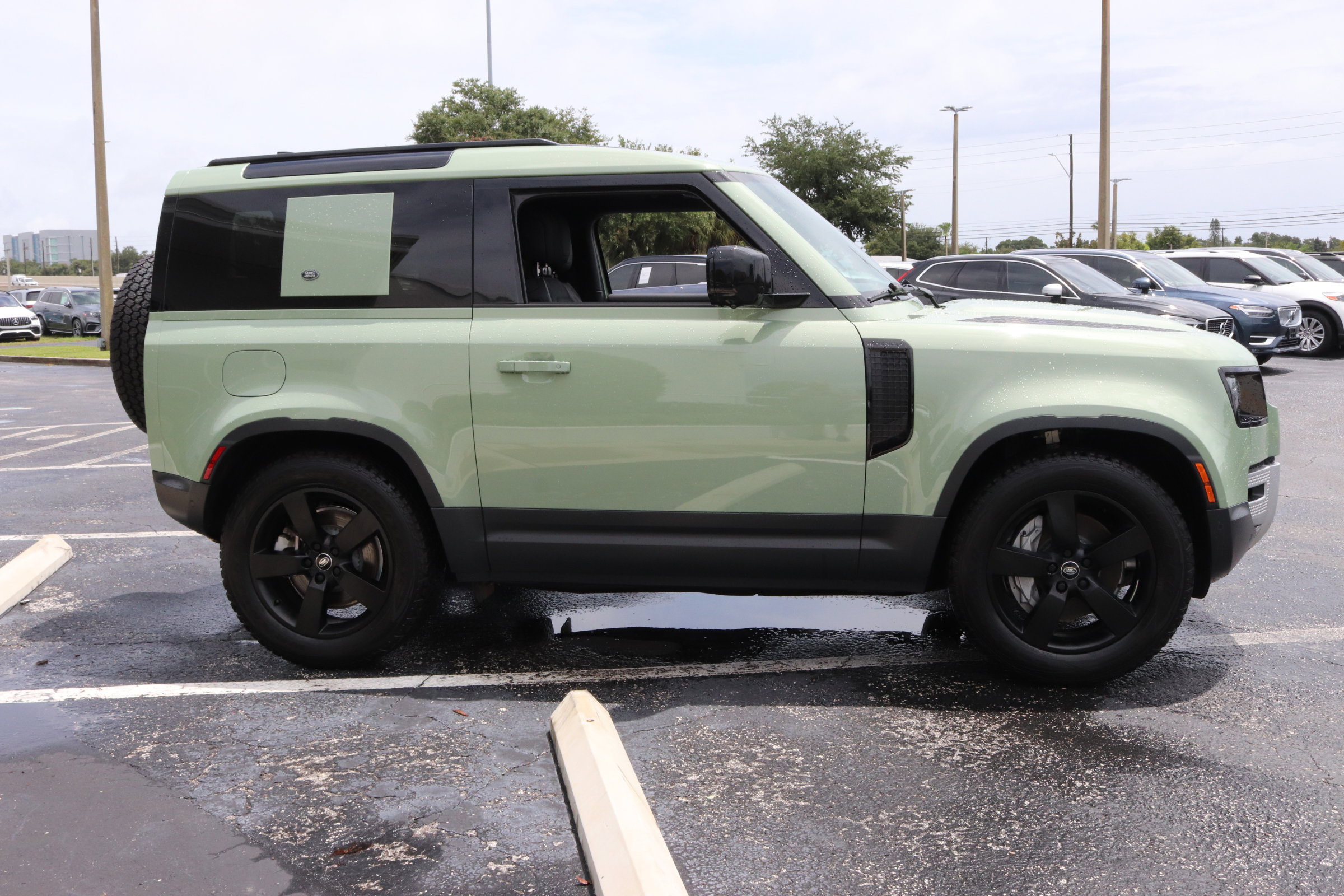 2023 Land Rover Defender photo 5