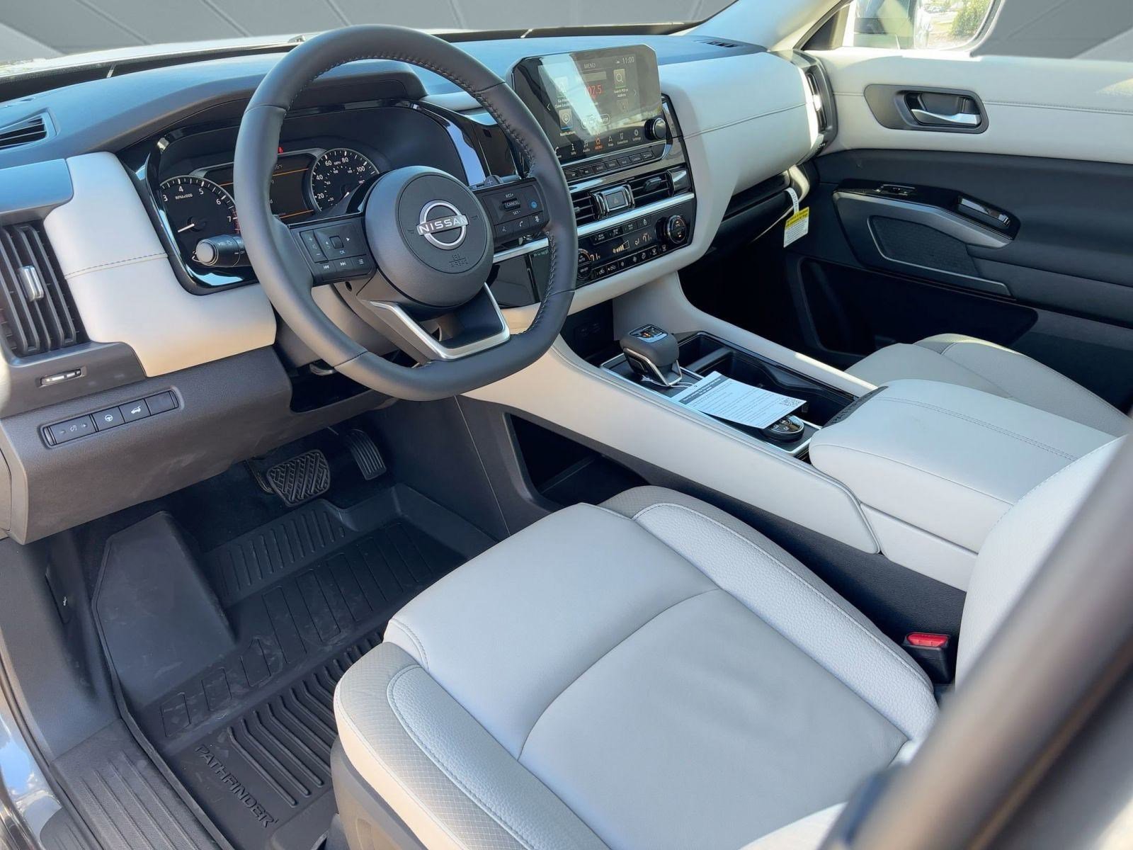 2025 Nissan Pathfinder SL photo 3