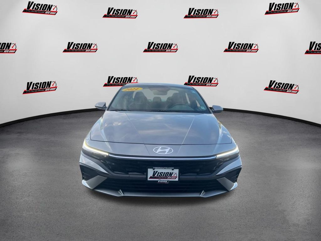 2024 Hyundai Elantra SEL photo 2