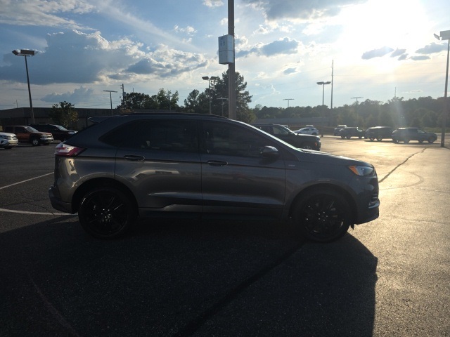 2022 Ford Edge ST photo 2