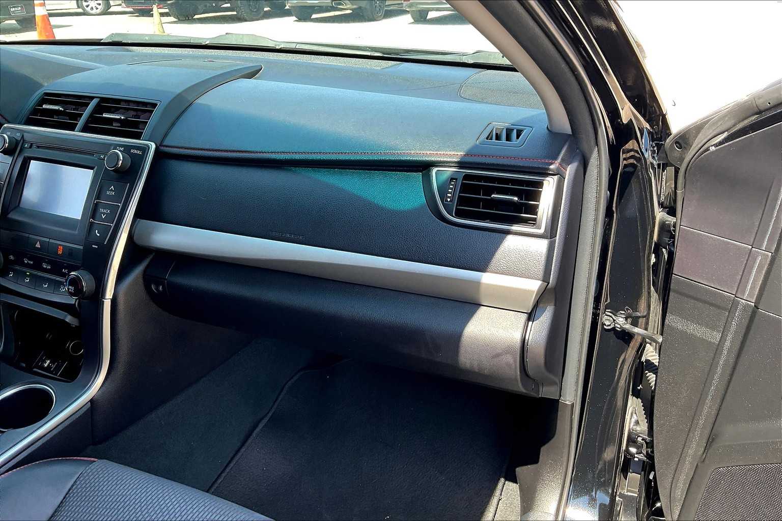 2016 Toyota Camry SE photo 17