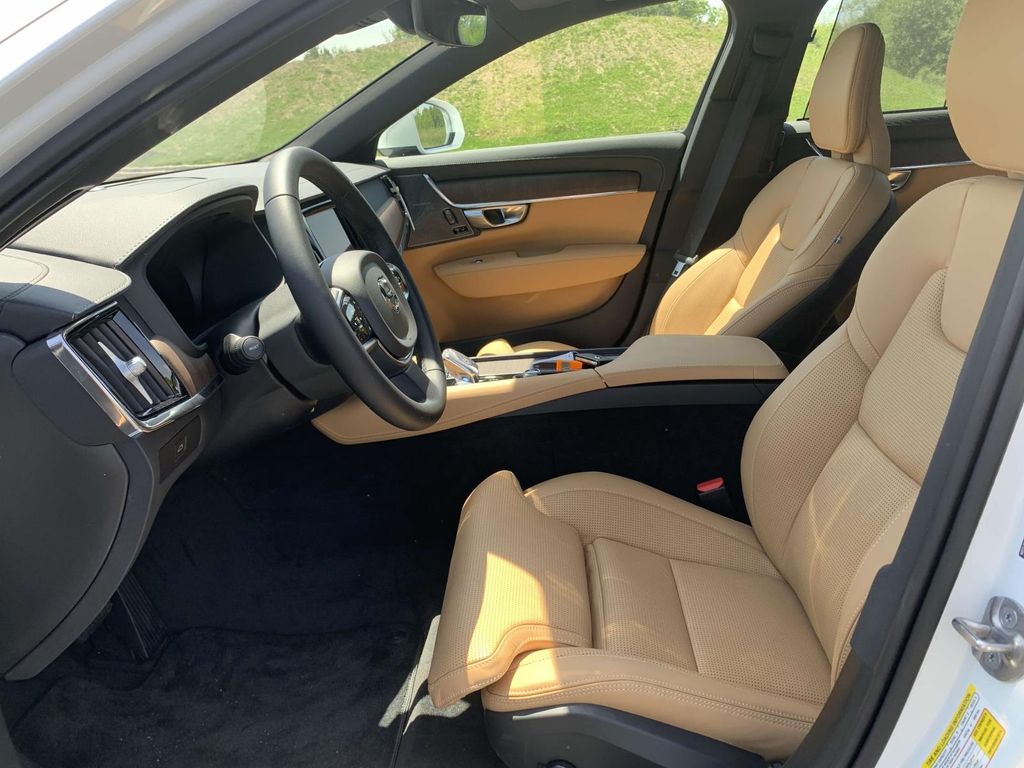 2025 Volvo S90 photo 3