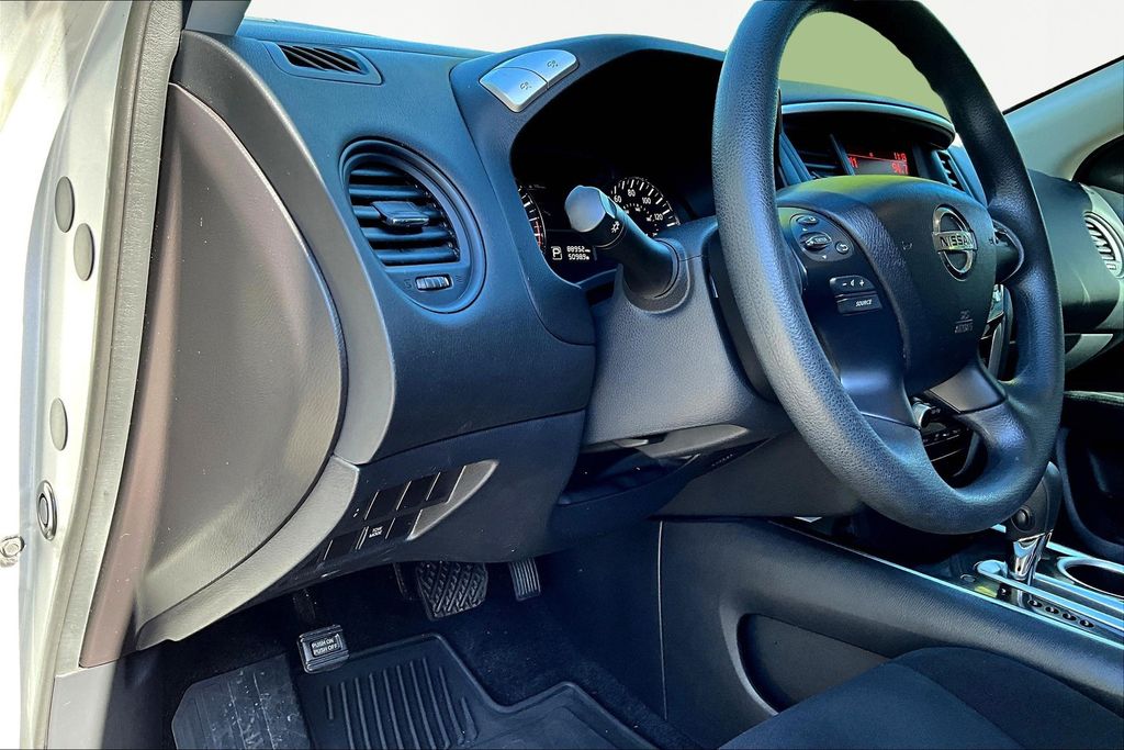 2015 Nissan Pathfinder S photo 14