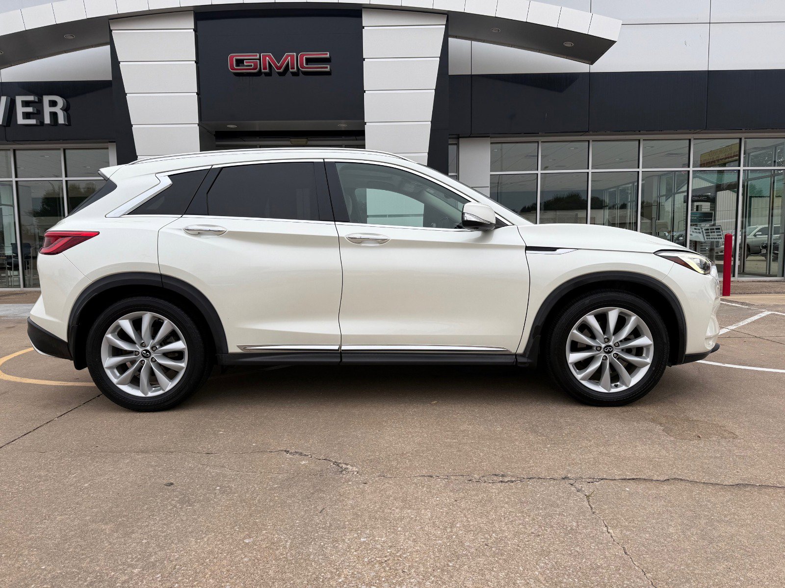 2019 Infiniti QX50 Essential photo 3