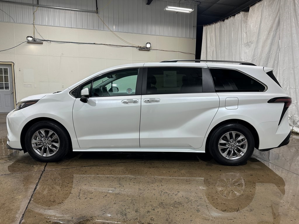2024 Toyota Sienna XLE photo 8