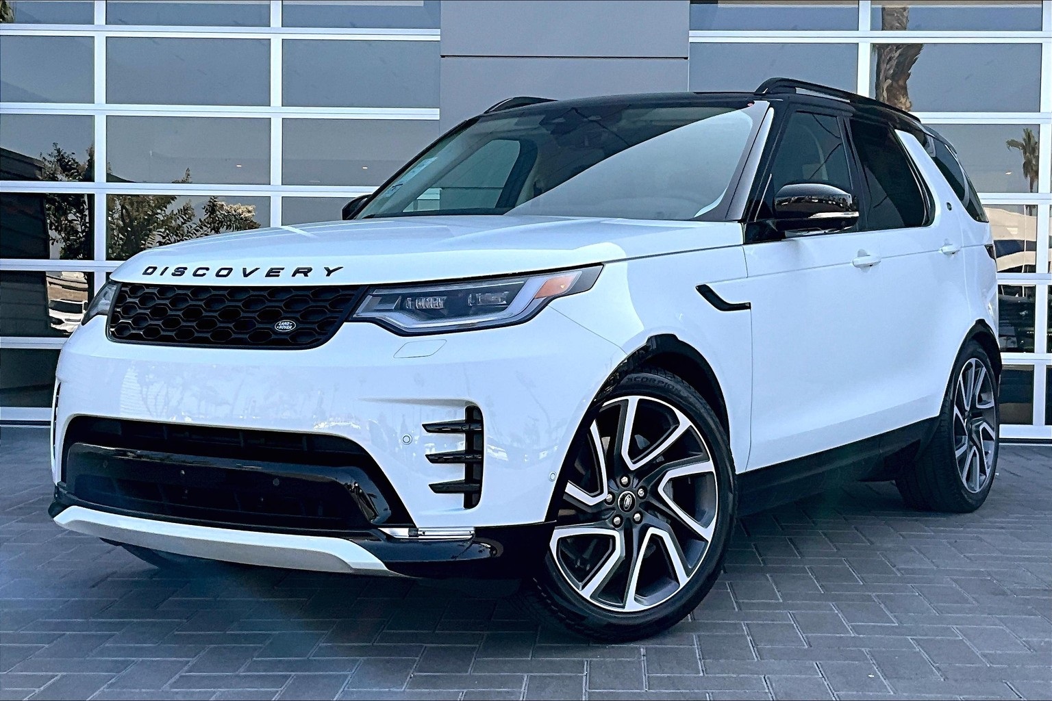 2025 Land Rover Discovery Dynamic SE's photo