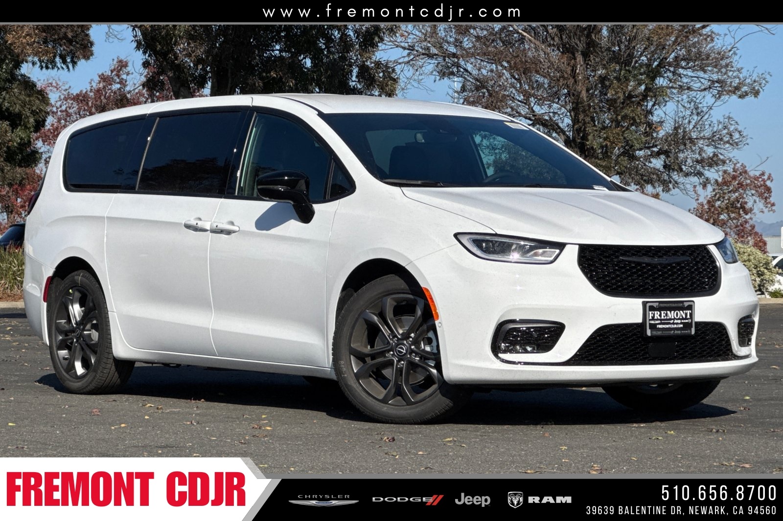2026 Chrysler Pacifica Select's photo