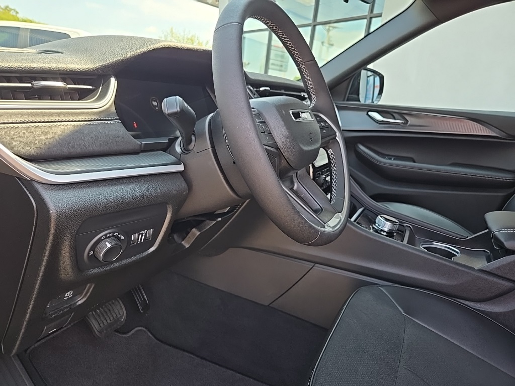 2025 Jeep Grand Cherokee Altitude X photo 32